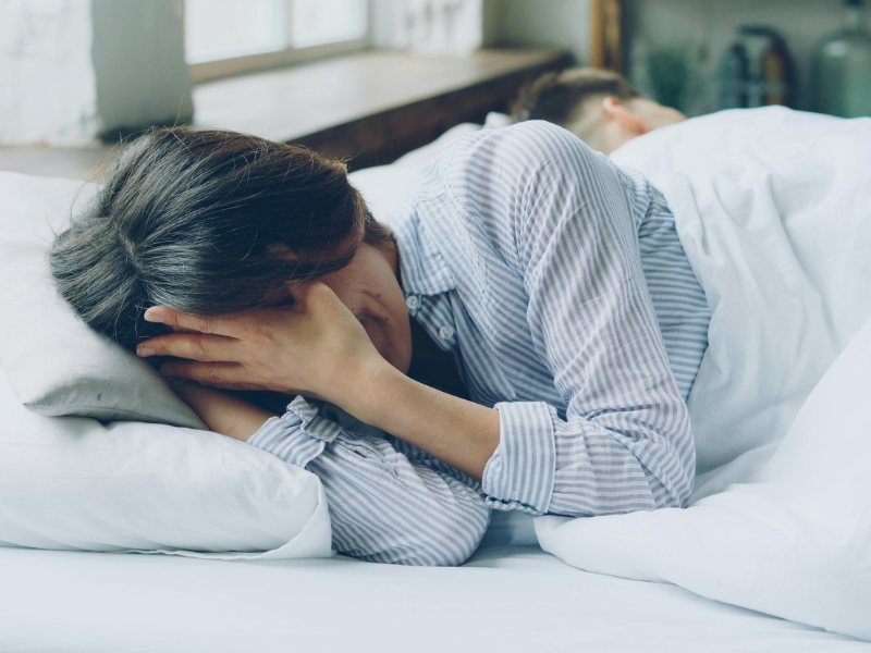 Il paradosso del riposo: perché non sappiamo più recuperare Viviamo stanchi, ma non sappiamo più riposare